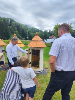 svěcení nových úlů u domku prokopa diviše 12